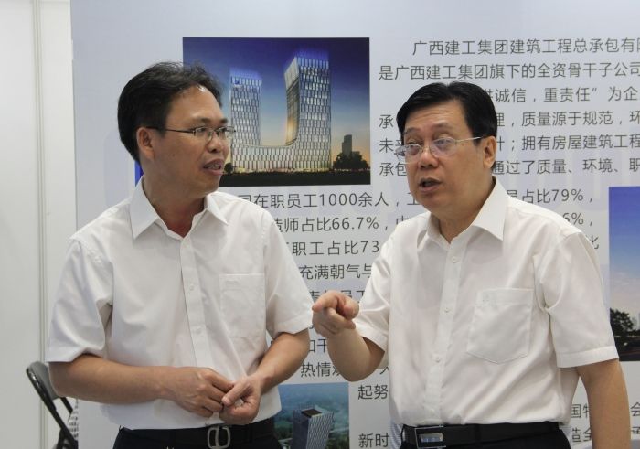 1529988302111977.jpg 广西j9游戏集团总经理、副董事长、党委副书记罗涛到公司展位查看.jpg
