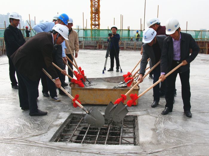 2各公司代表将最后一铲混凝土浇筑。王莹摄。.jpg