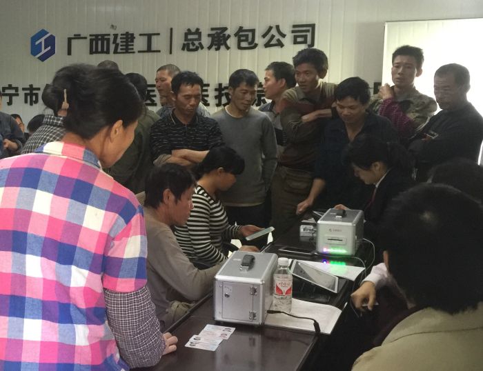嘉峪关市第一人民医院项目办理现场。黎子宁 摄.jpg