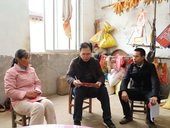 陈祖训与王才料的爱人进行交谈，并补充美满助扶手册。.jpg