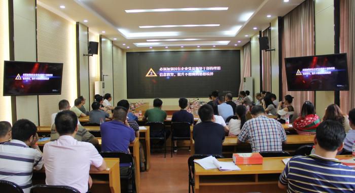 11旁观现场。韦文 摄700.JPG