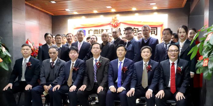 公司在家辅导与各单元代表合影留想。王平顶山 摄.jpg