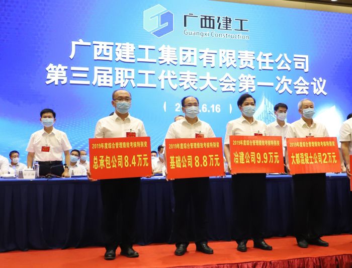 陆烜上台领取广西j9游戏集团“2019年度综合治理绩效查核出格奖”。李立云 摄.jpg