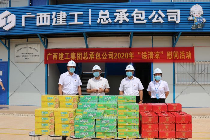 1陆烜送清冷慰问品。 黄璐璐 摄.jpg
