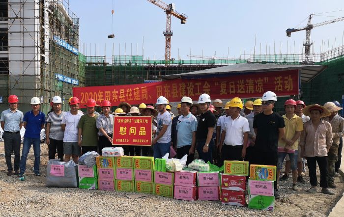 “送清冷”活动现场。 梁武益 摄.jpg