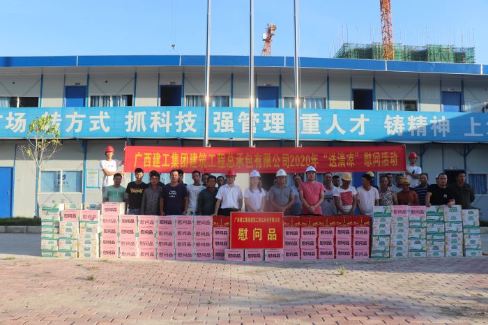 慰问现场。 杨俊峰 摄.jpg