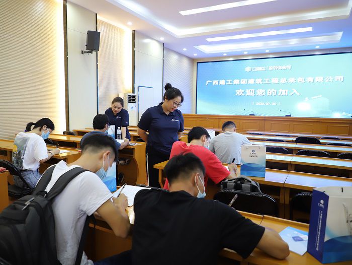 新员工签署劳动合同。李立云 摄.JPG