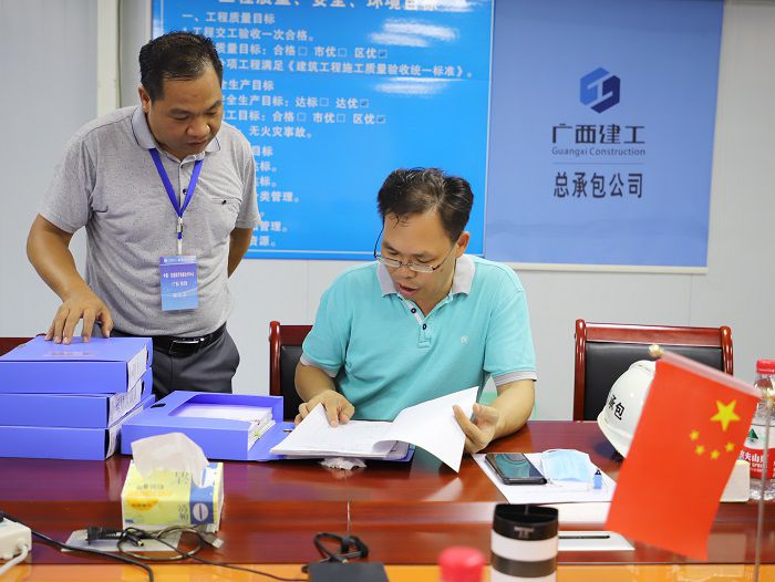 陈祖训查抄项目安全资料。 李立云 摄.JPG