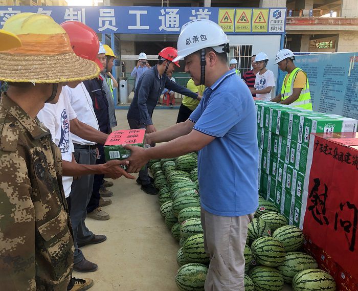 发放清冷物资。卢瑞阳 摄.JPG