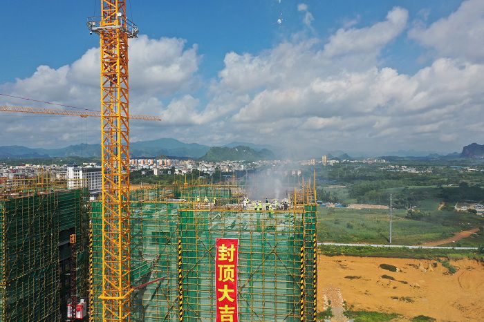 封顶照片。卢瑞阳 摄.JPG