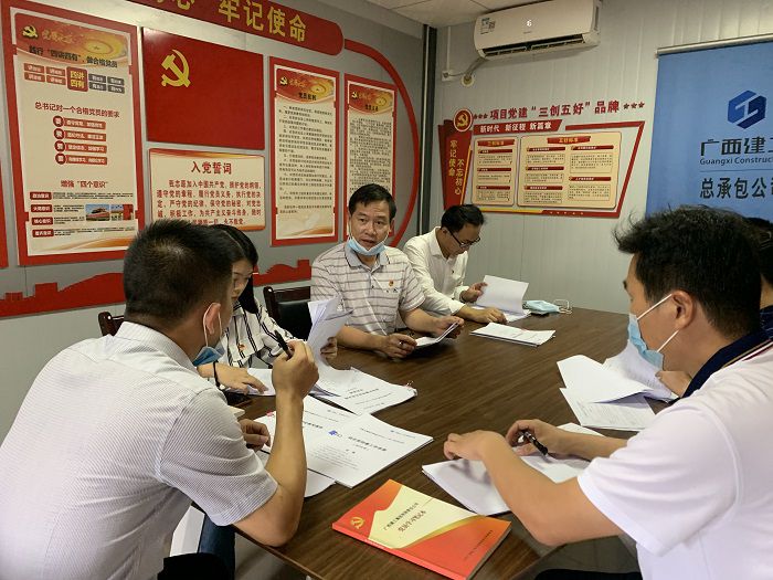 查抄组查抄资料。 刘萌萌 摄.jpg