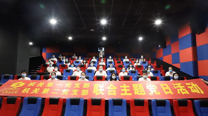 6号厅观影人员合影。李立云 摄.JPG