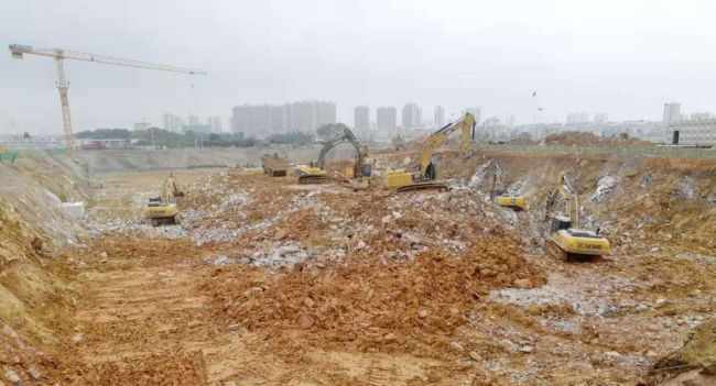 1图书馆土方开挖现场。莫光富 摄.jpg