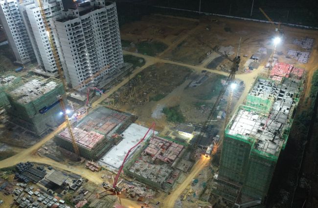 A地块夜间多个楼栋同时浇筑混凝土。卢瑞阳 摄.jpg