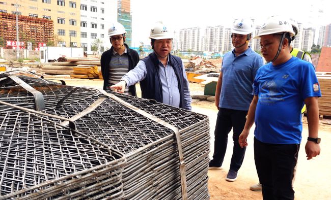 公司党委副书记、纪委书记、工会主席岑廷义深刻现场查看。谢微旋 摄.jpg