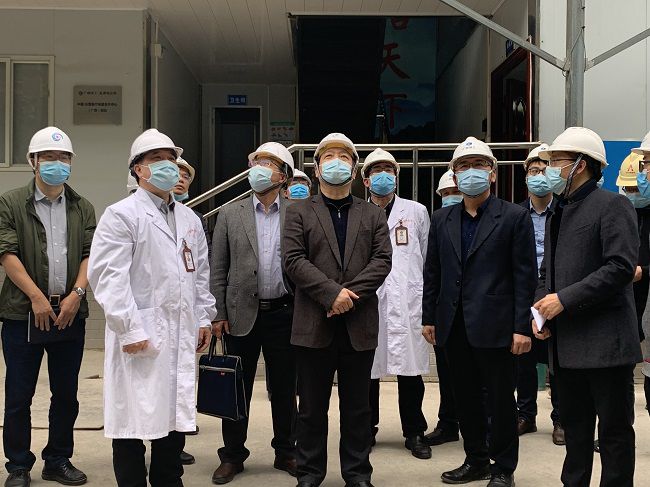 视察项目现场；畦￡ 摄（建图）.jpg