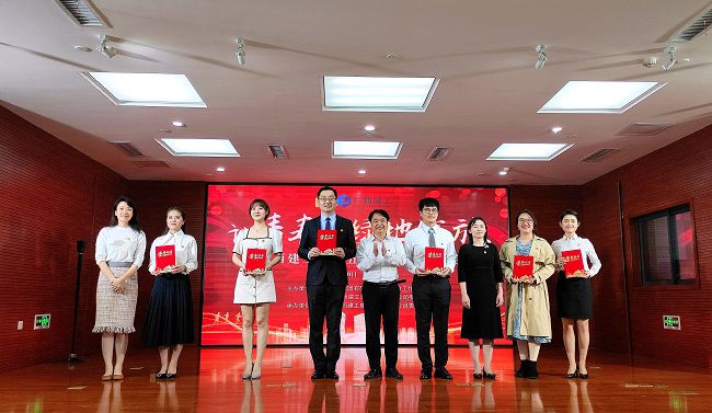 领奖现场。郑诗宝 摄（建图）.jpg