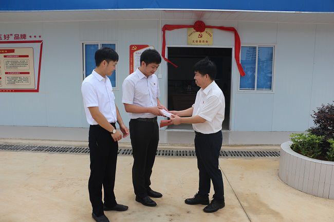 赠送红色书籍。张钊林 摄（建图）.jpg