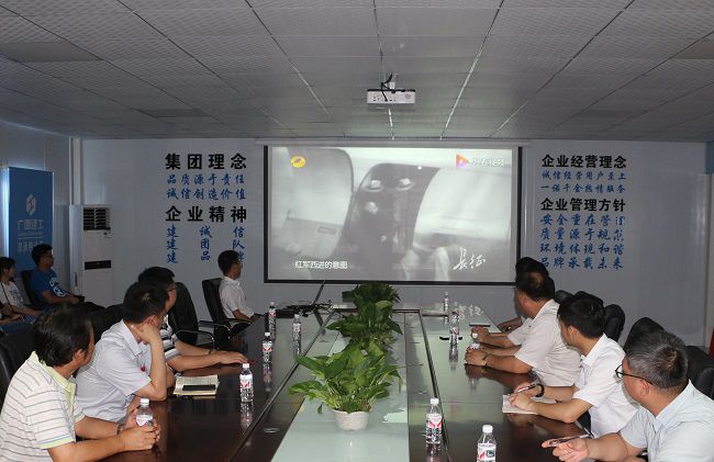 主题党日活动观影现场。张钊林 摄（建图）.jpg