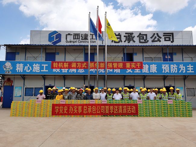 送清冷活动。韦文 摄（建图）.jpg