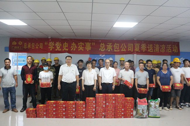 “送清冷”活动合影。张钊林 摄（建图）.jpg