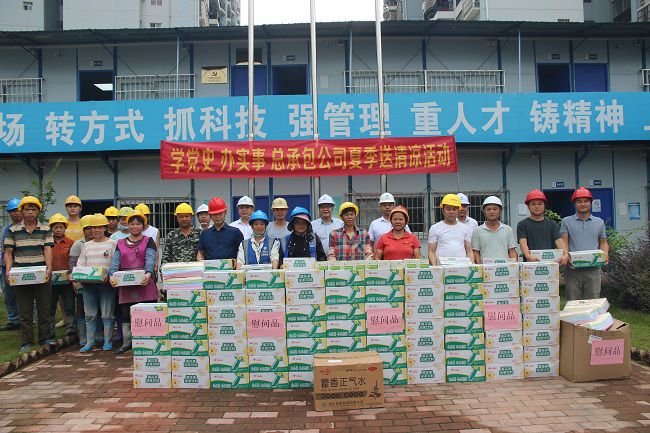 送清冷现场。吴茜 摄（建图）.jpg
