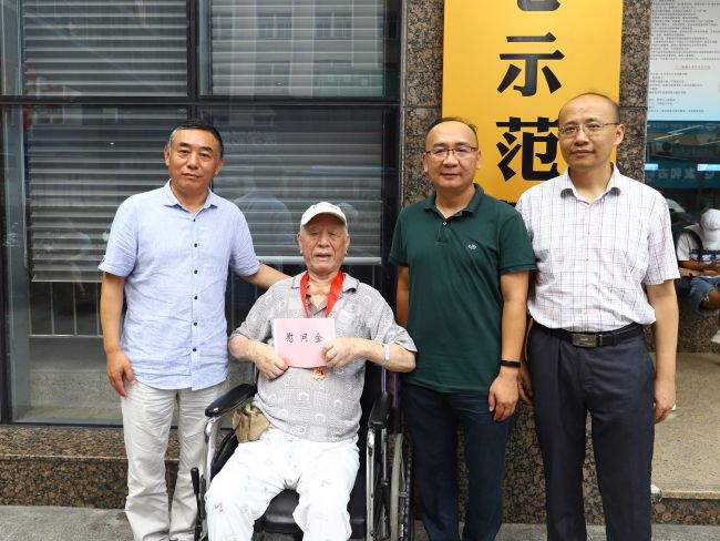 慰问合影（建图）.jpg