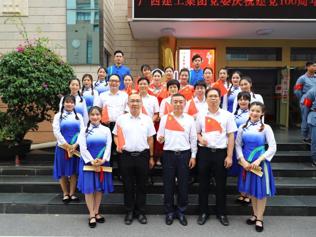 辅导与演职人员合影。李立云 摄.jpg