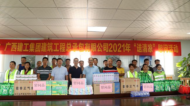 合影。杨钰 摄（建图）.jpg