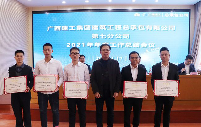 陈祖训为获奖职工宣告证书。周煜川 摄（建图）.jpg