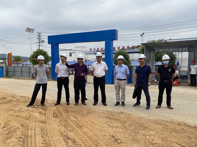 蔡桂全（右四）在项目查抄。廖益通 摄（建图）.jpg