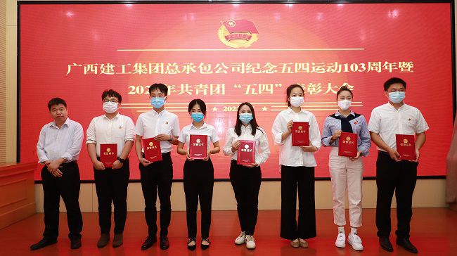 赞美优良团干。 李立云 摄（建图）.jpg