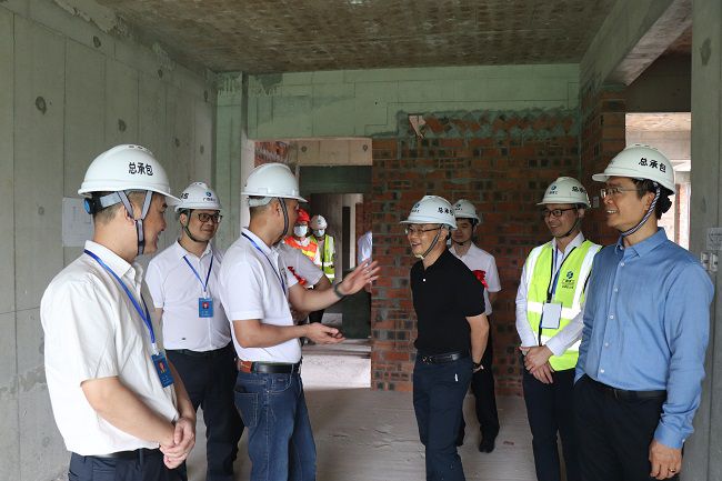 深刻现场检阅建设情况。周煜川 摄（建图）.jpg