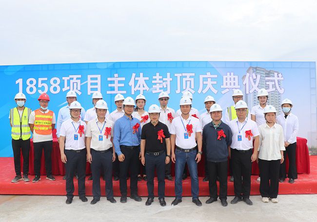邓少新与在场职工合影留想。周煜川 摄（建图）.jpg