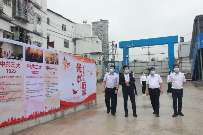 参观“红色长廊”。邓灿滨 摄（建图）.jpg