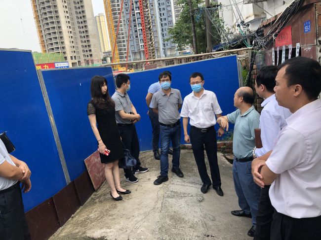 走访周边人民。龚媚媚 摄（建图）.jpg