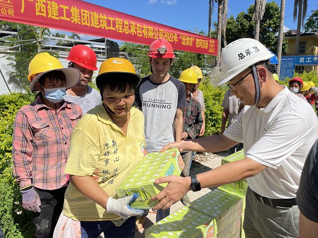 （建图）陆烜为工人发放清冷慰问品。容芝雅 摄.jpg