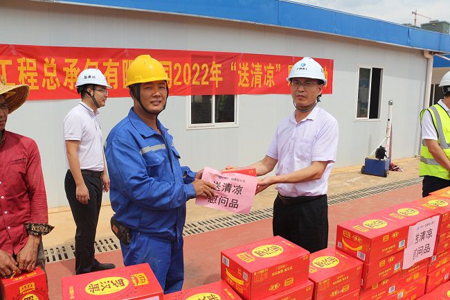 发放慰问品。张钊林 摄（建图）.jpg