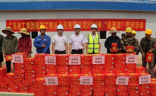 与农名工代表合影留想。张钊林 摄（建图）.jpg