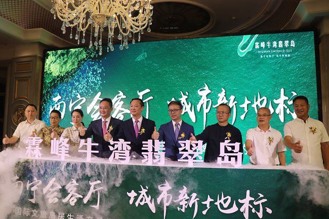 邓少新与参与嘉宾一起合影留想。 周煜川 摄（建图）.jpg