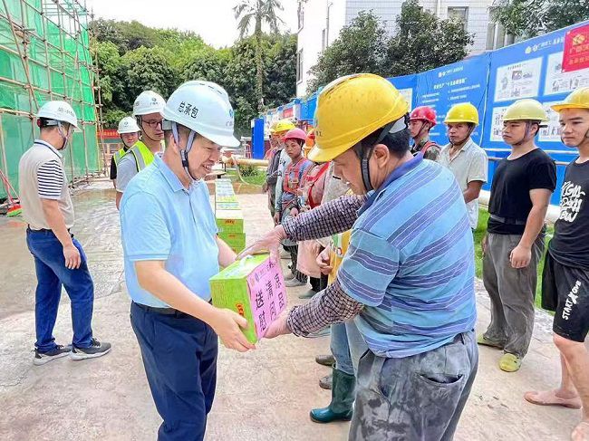 岑廷义为一线工人发放清冷饮品。 谢秋云 摄（650图）.jpg