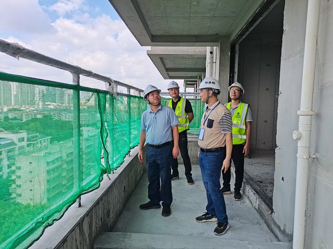 岑廷义深刻项目现场查抄工作进度。谢秋云 摄（建图）.jpg