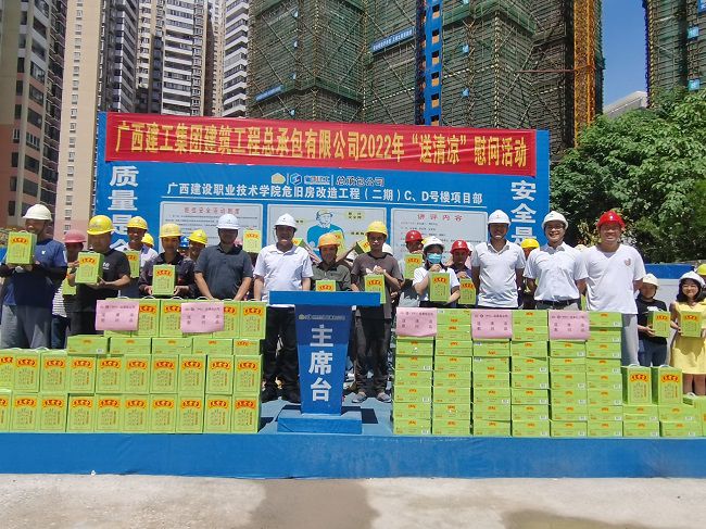 ”送清冷“慰问活动合影。潘文君 摄（建图）.jpg