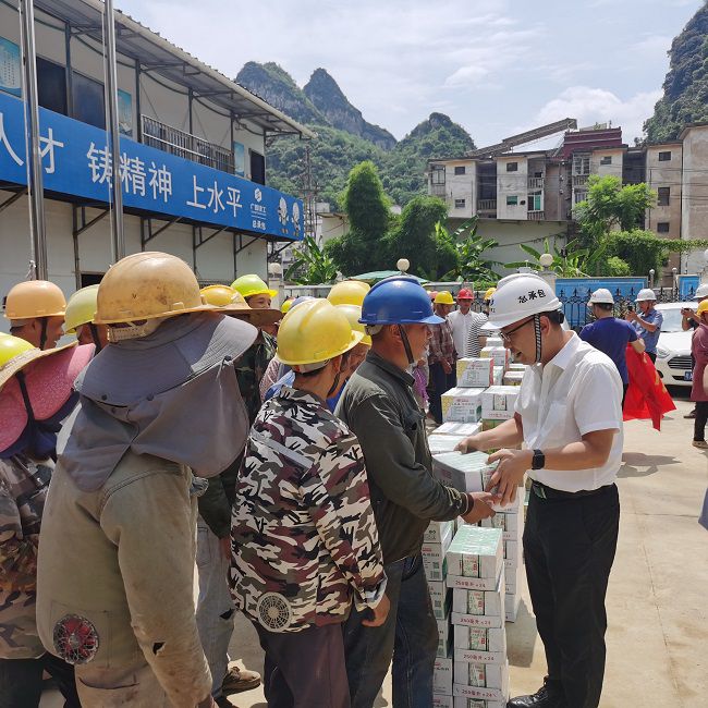 发放慰问品。陈享 摄（建图）.jpg