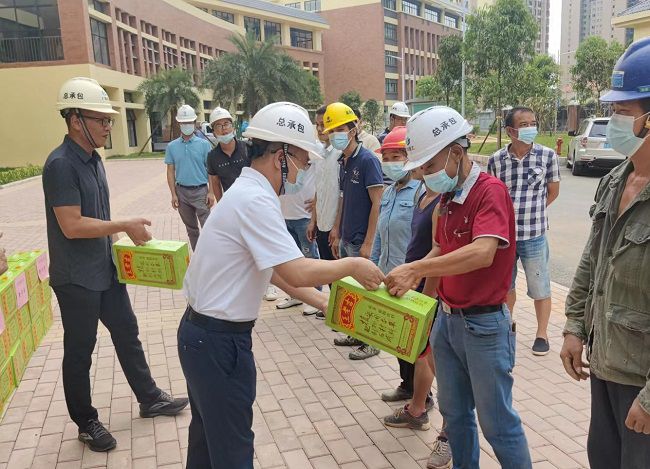 发放慰问品。彭永彬 摄（建图）.jpg