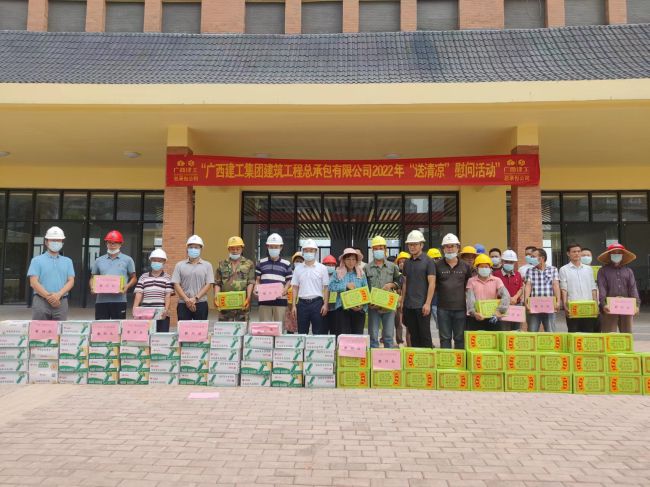 送清冷活动现场。彭永彬 摄（建图）.jpg