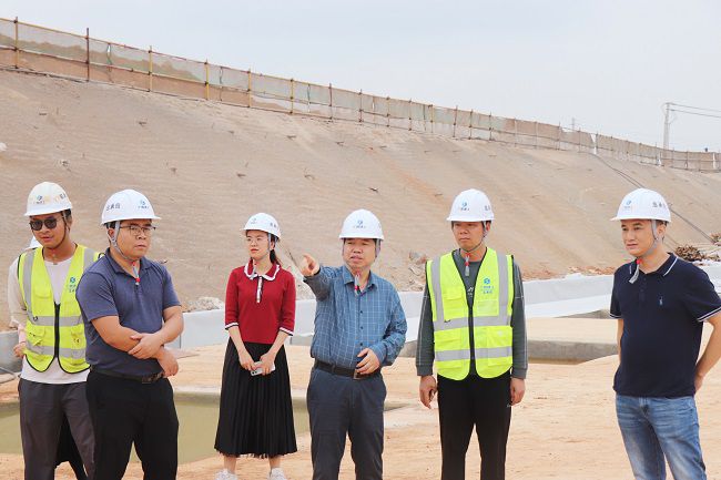 岑廷义深刻现场视察施工过程。周煜川 摄（建图）.jpg