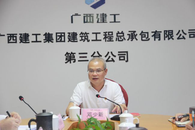 邓少新宣讲党的二十大心灵。梁红玉 摄（建图）.jpg