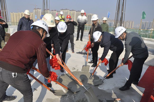 陆烜（右一）与现场嘉宾共同为项目封顶浇筑混凝土。王瑾贞 摄（建图）.jpg