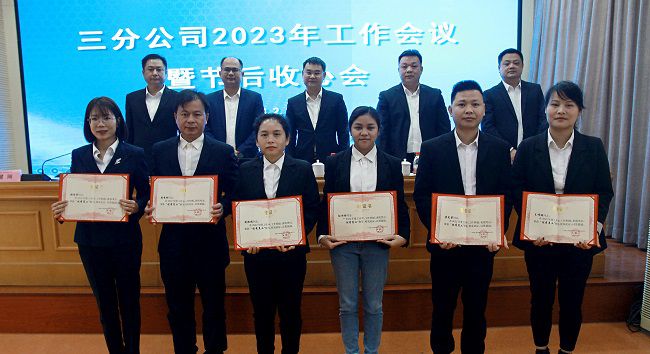 赞美优良员工。梁红玉 摄（000图）.jpg